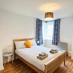 Modern Spacious Retreat Full Fibre Wi-fi & Free Parking Apartment